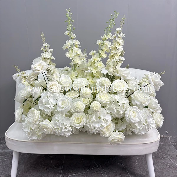 white flower runner