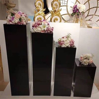 Čierny štvorcový podstavec