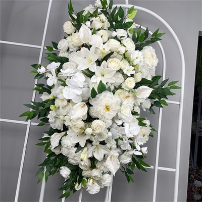 Kvetinové aranžmány pre stôl nevesty a ženícha