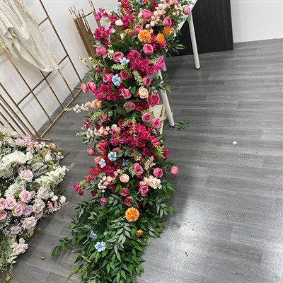 Vlečný bežec na stôl s umelým kvetom